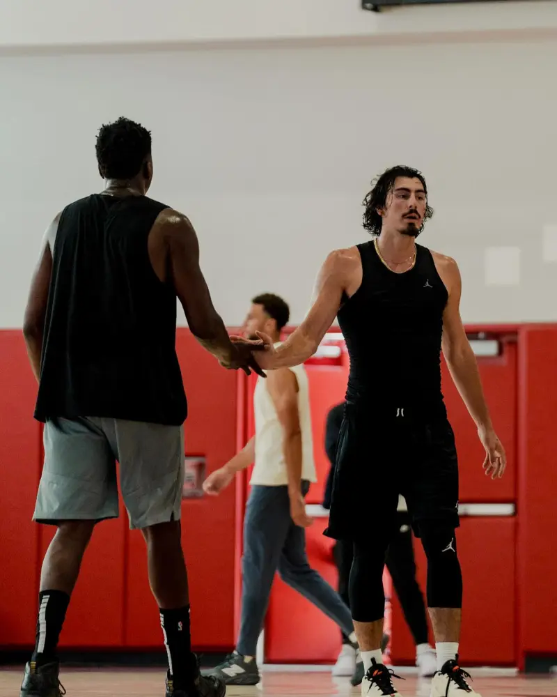 流汗了！ Jaime Huskers Jr. 与队友托马斯·布莱恩特(Thomas Bryant) 一起训练